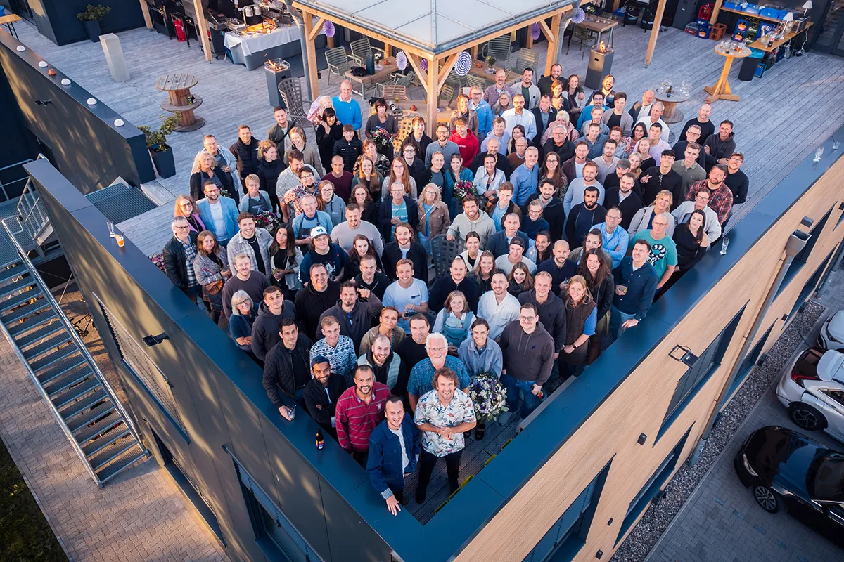 Das Team von T&O LabSystems, fotografiert von oben auf der Dachterrasse des Firmensitzes in Kaltenkirchen