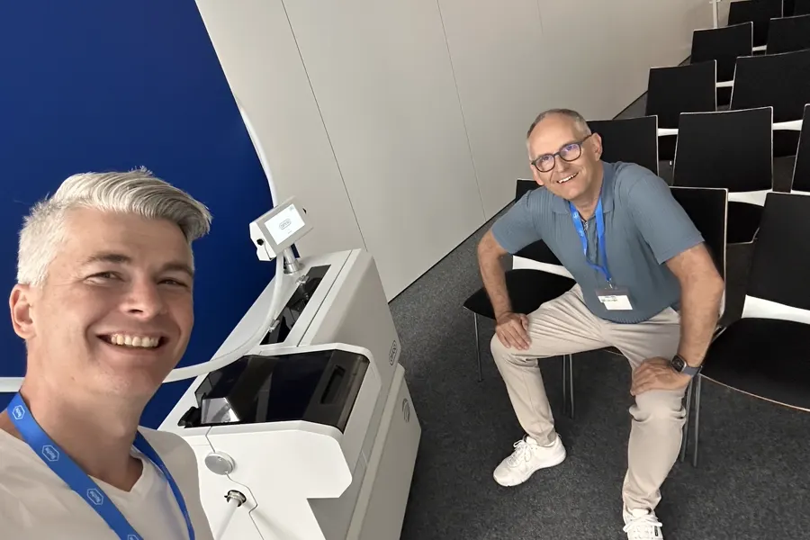 Zwei Personen bei der Präsentation von AirLab