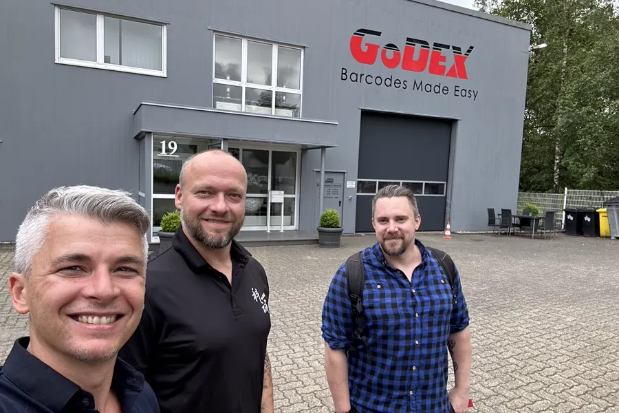 Drei Personen vor dem Firmengebäude von GoDEX in Radevormwald