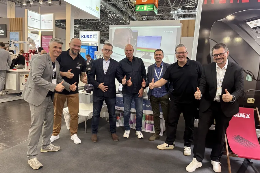 Gruppe am gemeinsamen Messestand auf der Medica
