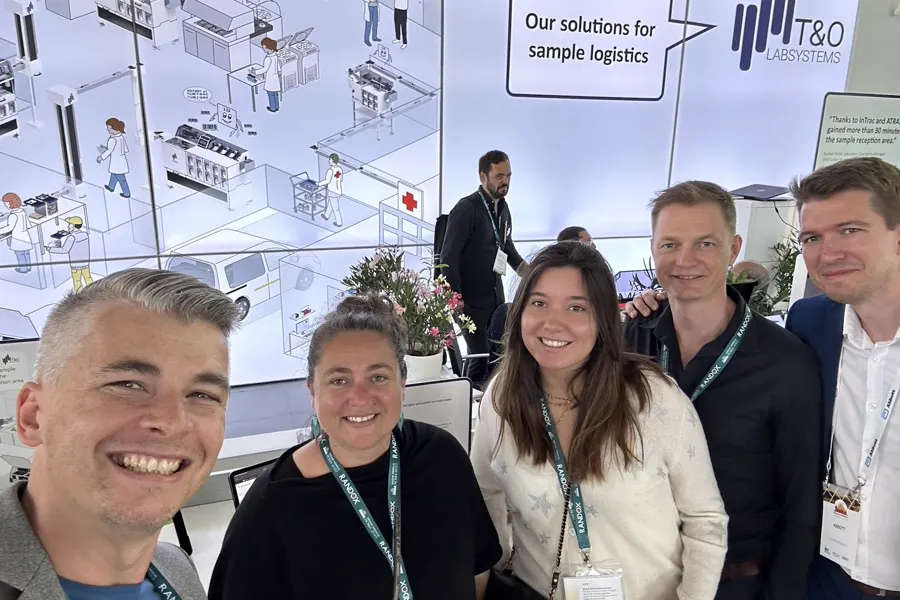 Christoph Rampetsreiter mit dem Team von T&O LabSystems am Messestand