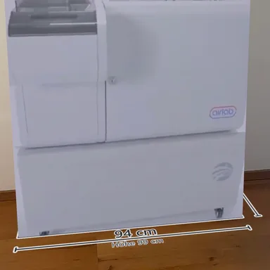 Bildschirmabzug der Raumansicht: Maßmodell der AirLab Sendestation auf ihrem Unterbau in einem Raum, mit eingeblendeter Maßfahne 94 cm breit und 99 cm hoch